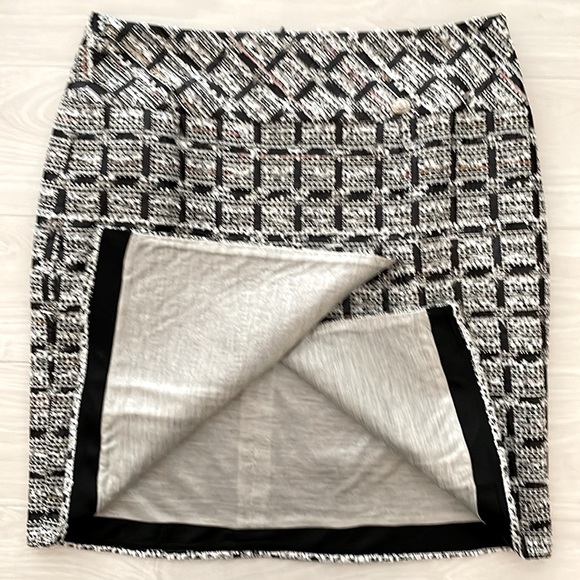 SALE! Chanel Black & White Silk Blend Tweed Skirt - Picture 6 of 14